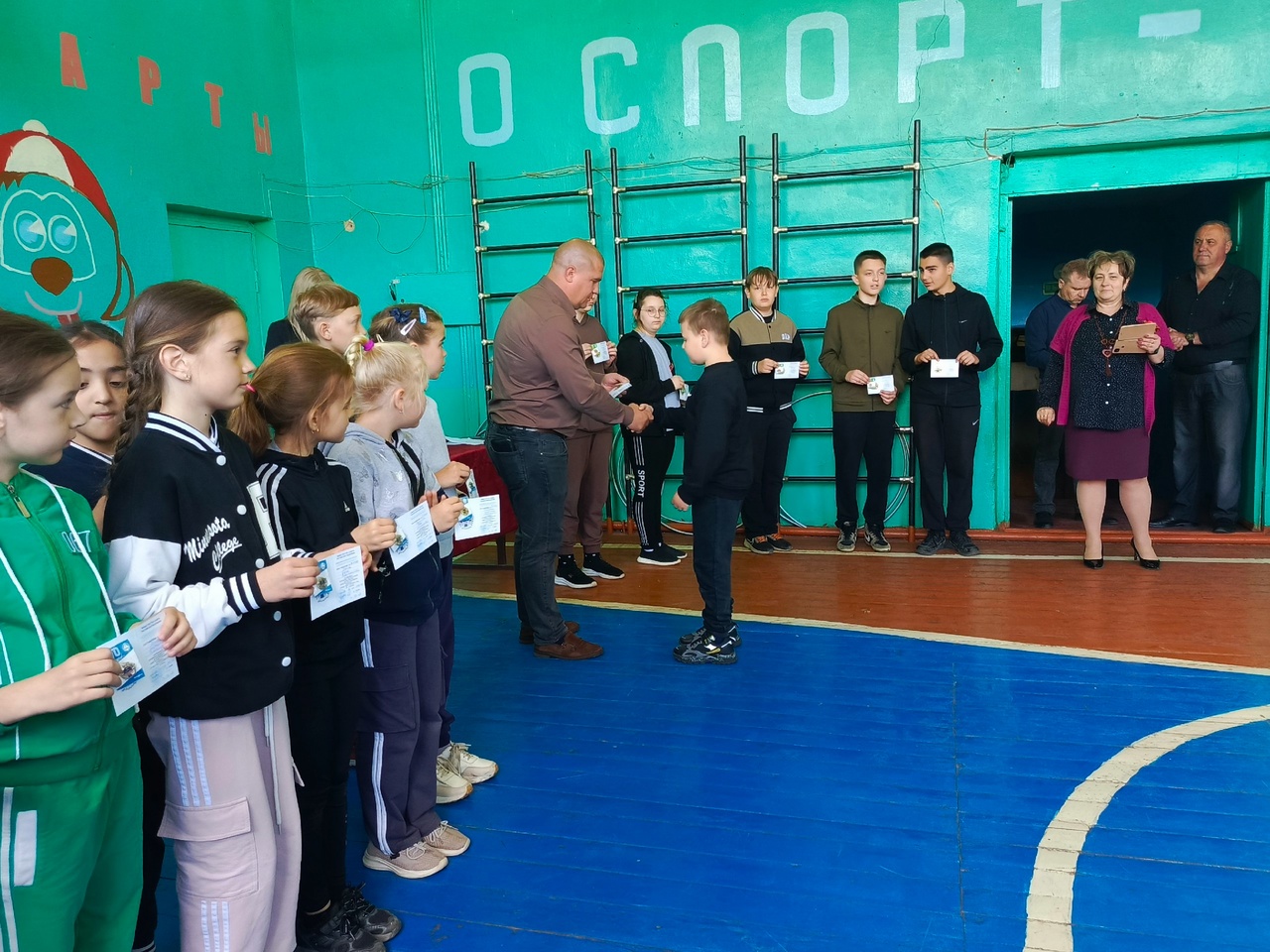 Сегодня в МКОУ «Рождественско-Хавская СОШ» состоялось торжественное вручение знаков отличия за 2024 год.